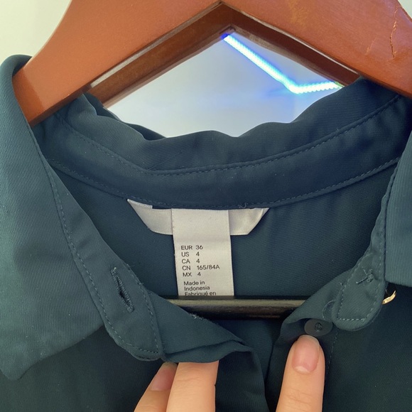 NWOT Dark Green Button down blouse size 4, silky smooth - Picture 2 of 5